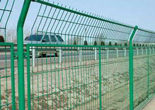 公路護(hù)欄網(wǎng) 道路安全之固盾，三角功能各顯良效